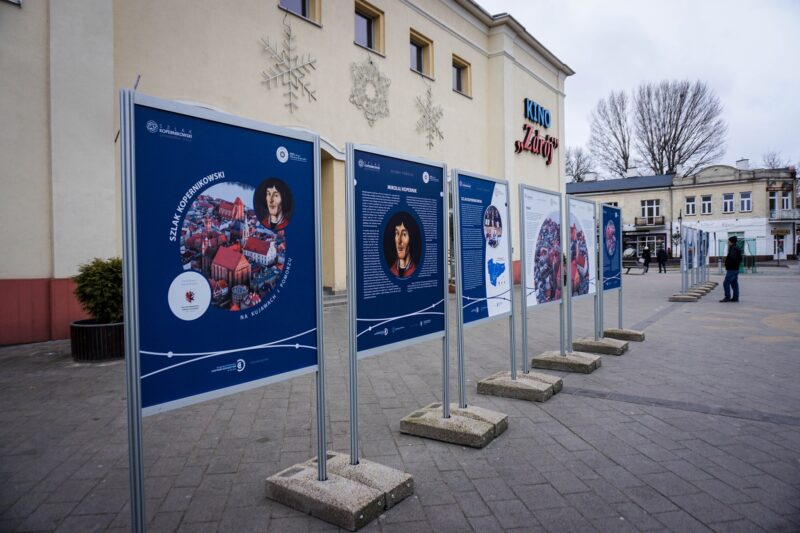 Zdjęcie pokazujące ekspozycję wystawy Szlak Kopernikowski na Kujawach i Pomorzu w Ciechocinku