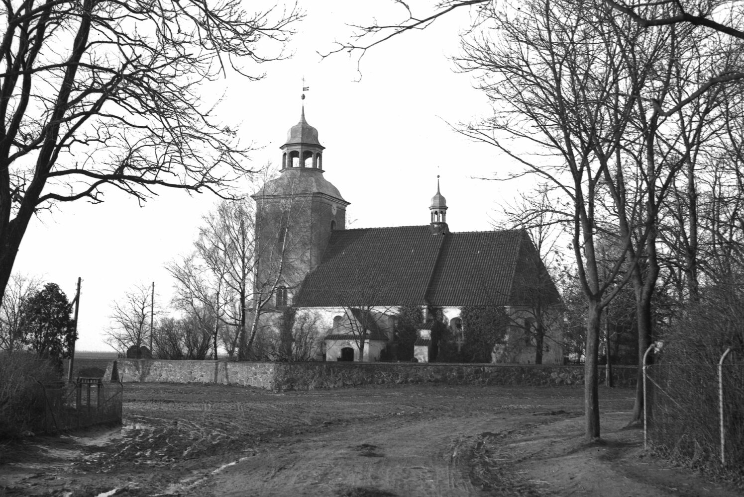 Kościół w Nawrze - zdjęcie archiwalne