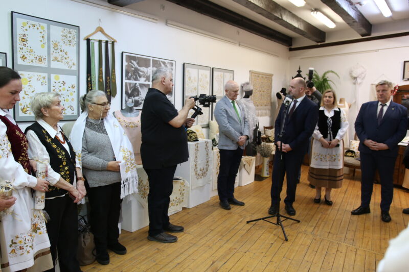 Marszałek Piotr Całbecki otwiera wystawę w Muzeum Borów Tucholskich