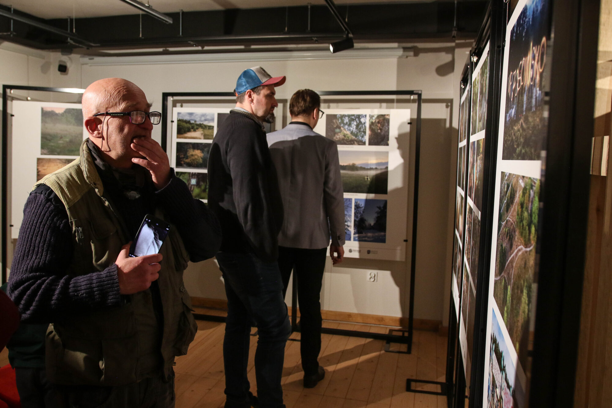 Zdjęcie zrobione podczas wernisażu fotograficznego Barwy Wrzosowiska