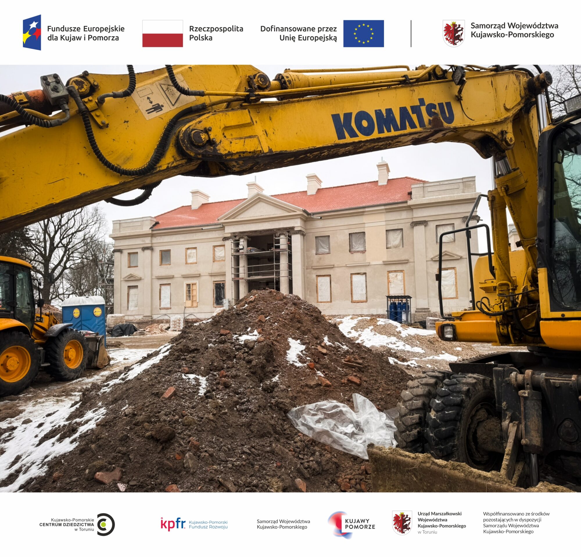Zdjęcie przedstawiające plac budowy w Nawrze; na pierwszym planie znajduje się wysięgnik koparki i usypana ziemia, w głębi widać remontowany klasycystyczny pałac w Nawrze