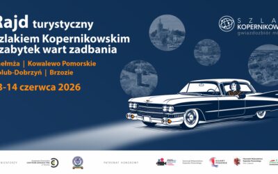 Grafika promująca Rajd turystyczny Szlakiem Kopernikowskim, przedstawiająca rysunek Mikołaja Kopernika za kierownicą zabytkowego cadillaca